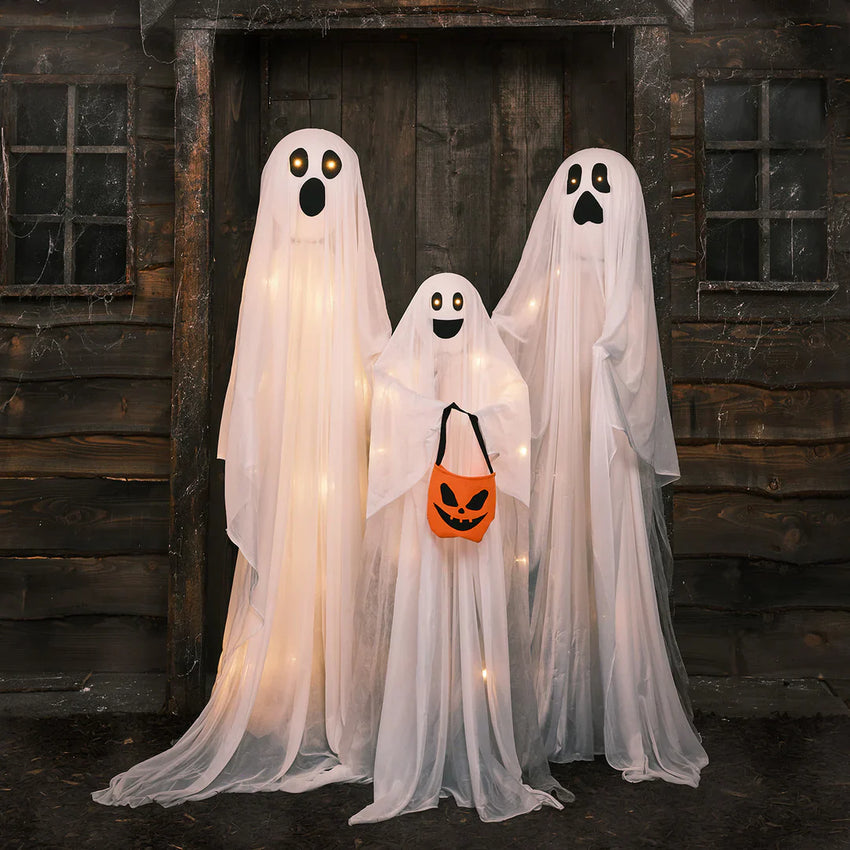 LED Halloweenkürbis auf einem Rasen bei Dunkelheit