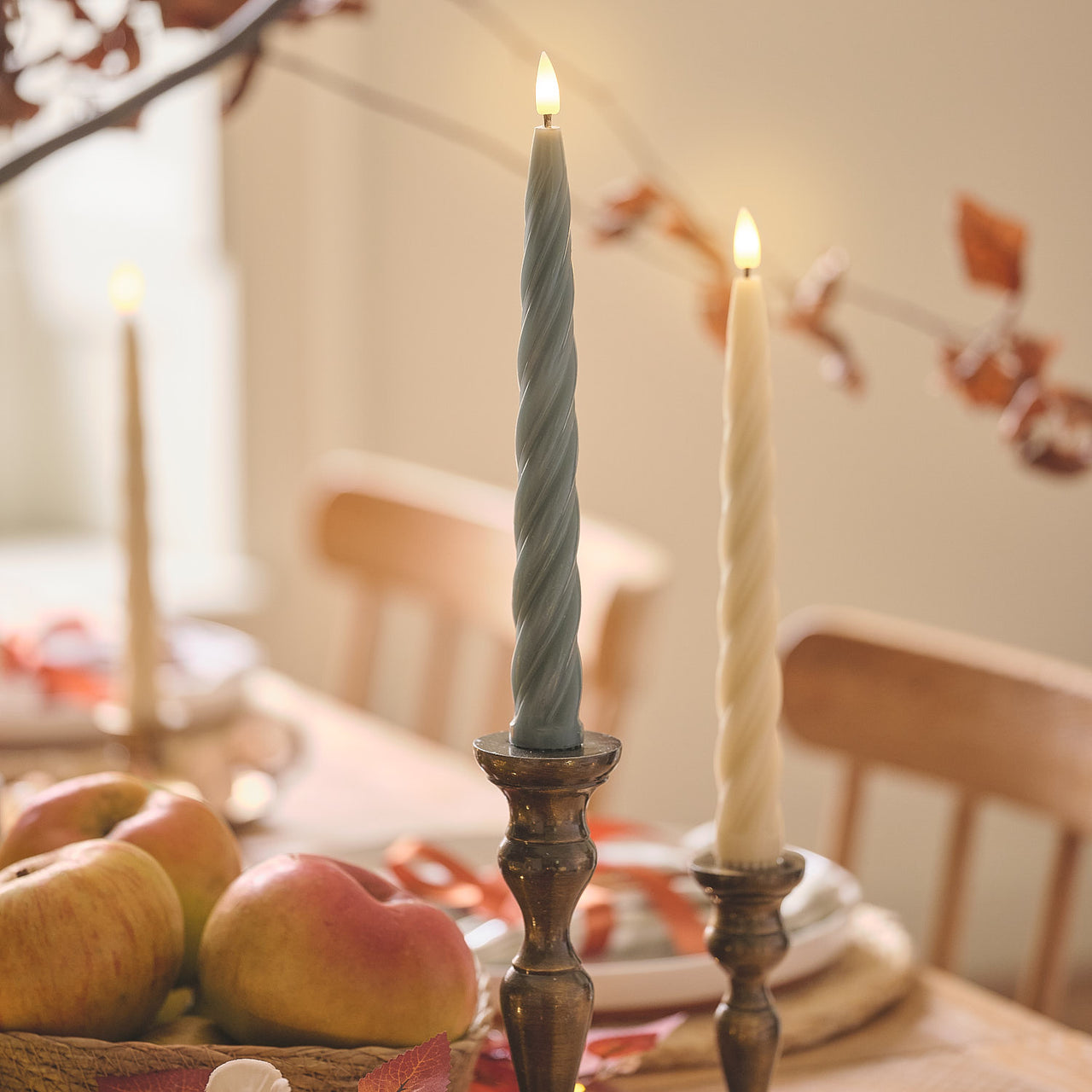 4er Set TruGlow® gedrehte Echtwachs-LED‑Stabkerzen mit 2 Keramik-Kürbis-Kerzenhaltern & Fernbedienung close up