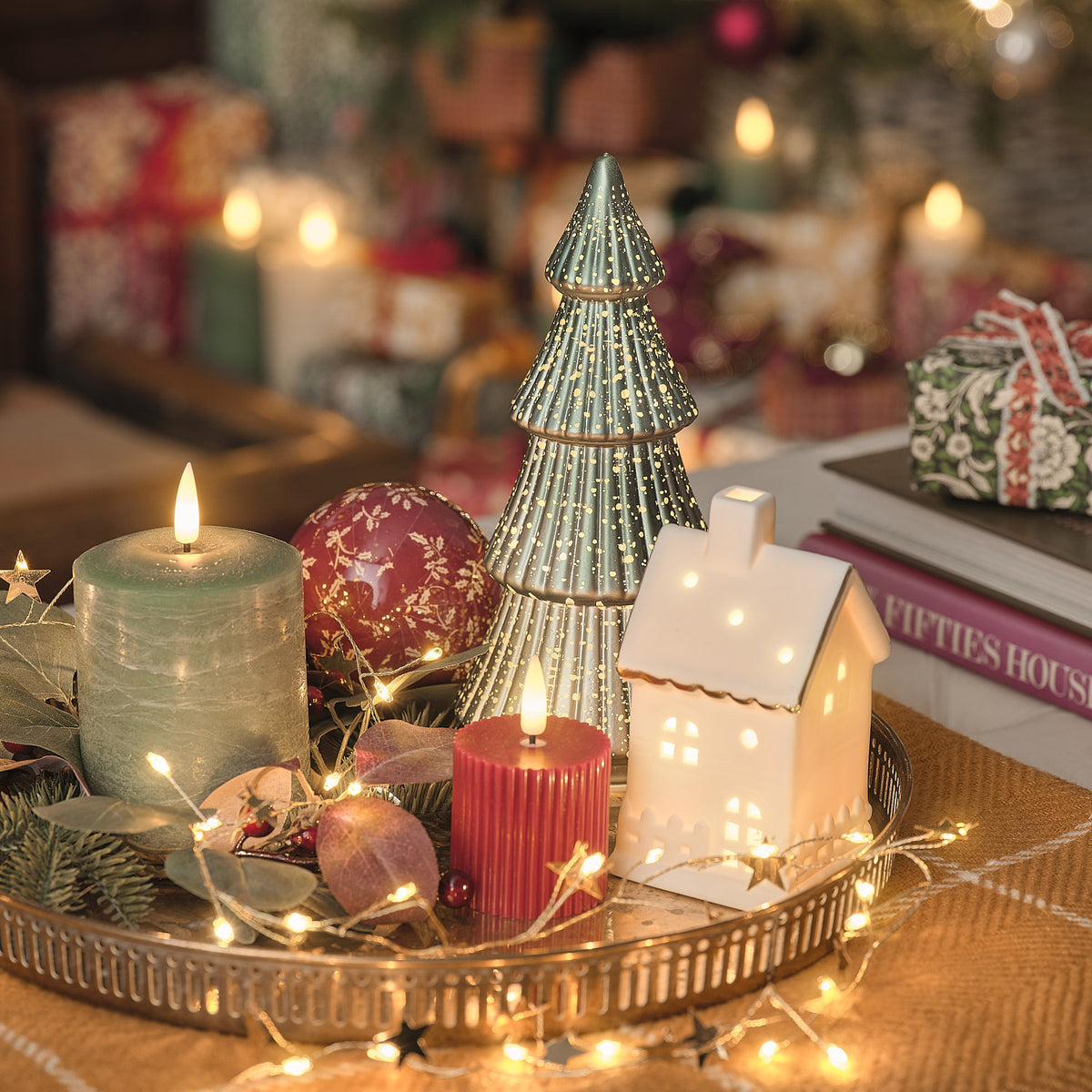 2er-Set beleuchtete Keramikhäuser in Weiß mit Timer-Funktion dekoriert auf weihnachtlichem Tablett