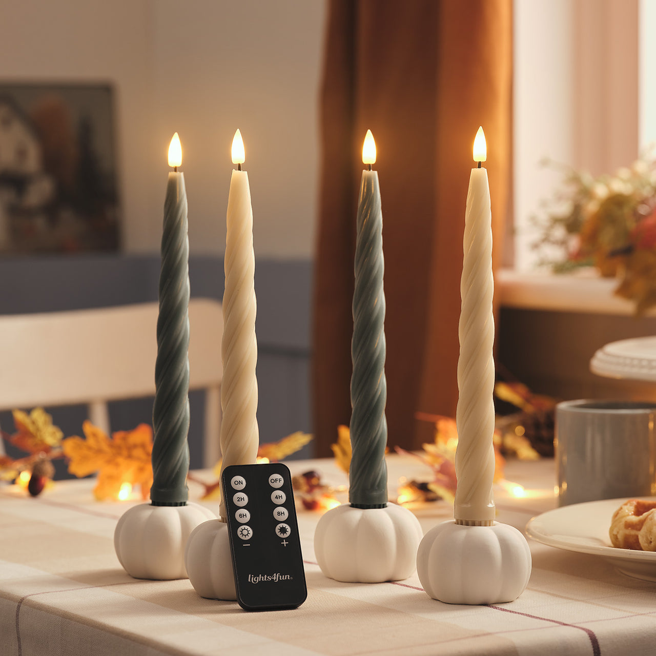 4er Set TruGlow® gedrehte Echtwachs-LED‑Stabkerzen mit 2 Keramik-Kürbis-Kerzenhaltern & Fernbedienung
