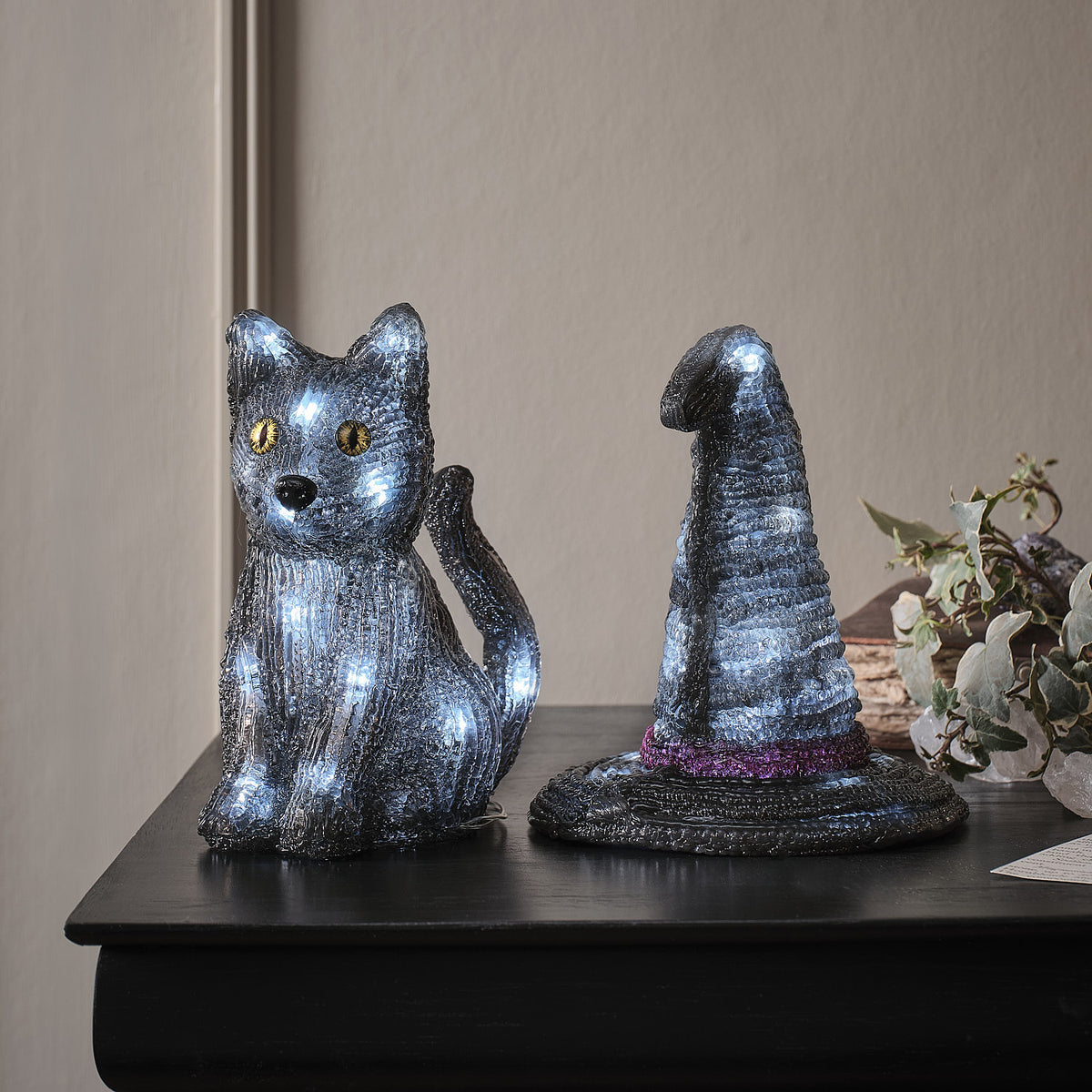 2er Set LED-Halloween-Figuren mit Timer – Hexenhut & Katze „Jet“ beleuchtet