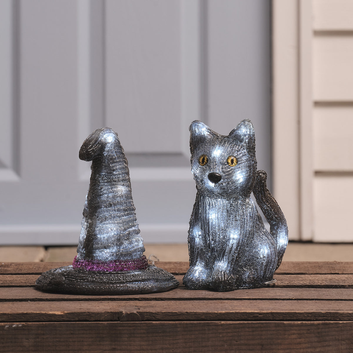beleuchtet am Tag 2er Set LED-Halloween-Figuren mit Timer – Hexenhut & Katze „Jet“