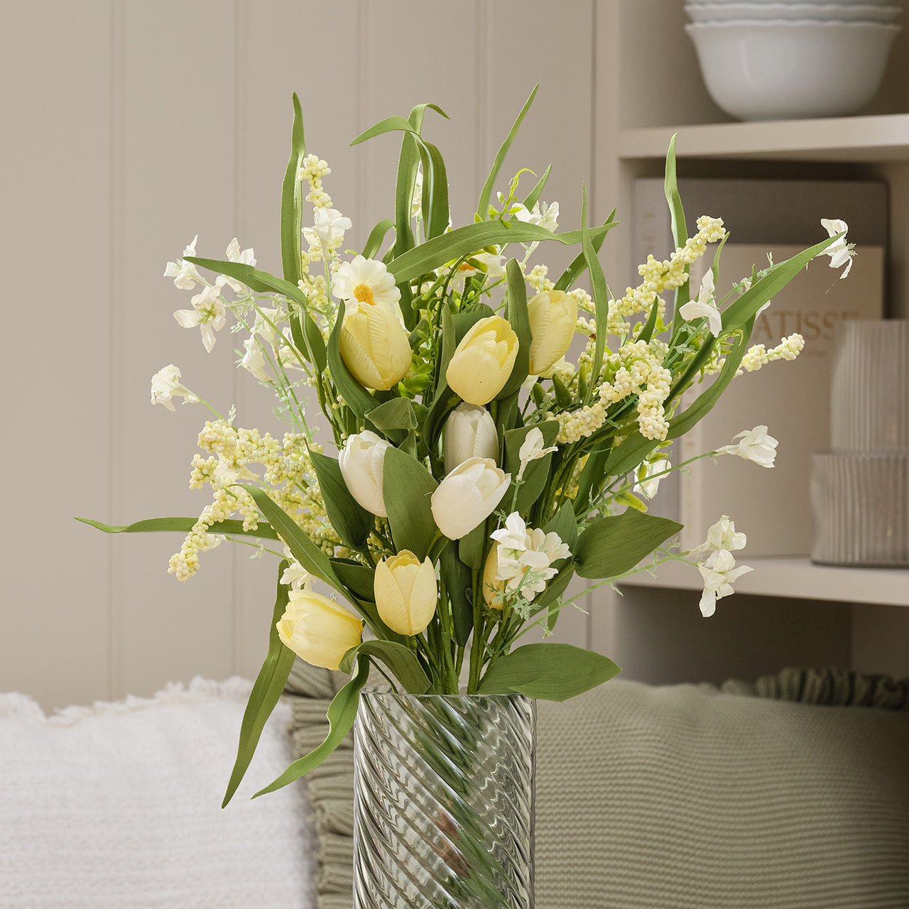 Künstlicher Frühlingsstrauß mit Tulpen & Gänseblümchen buttergelb, 60 cm