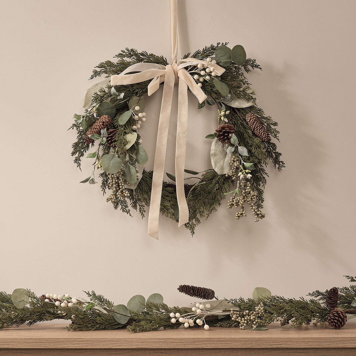 Weihnachtskranz mit weißen Beeren und Tannenzapfen
