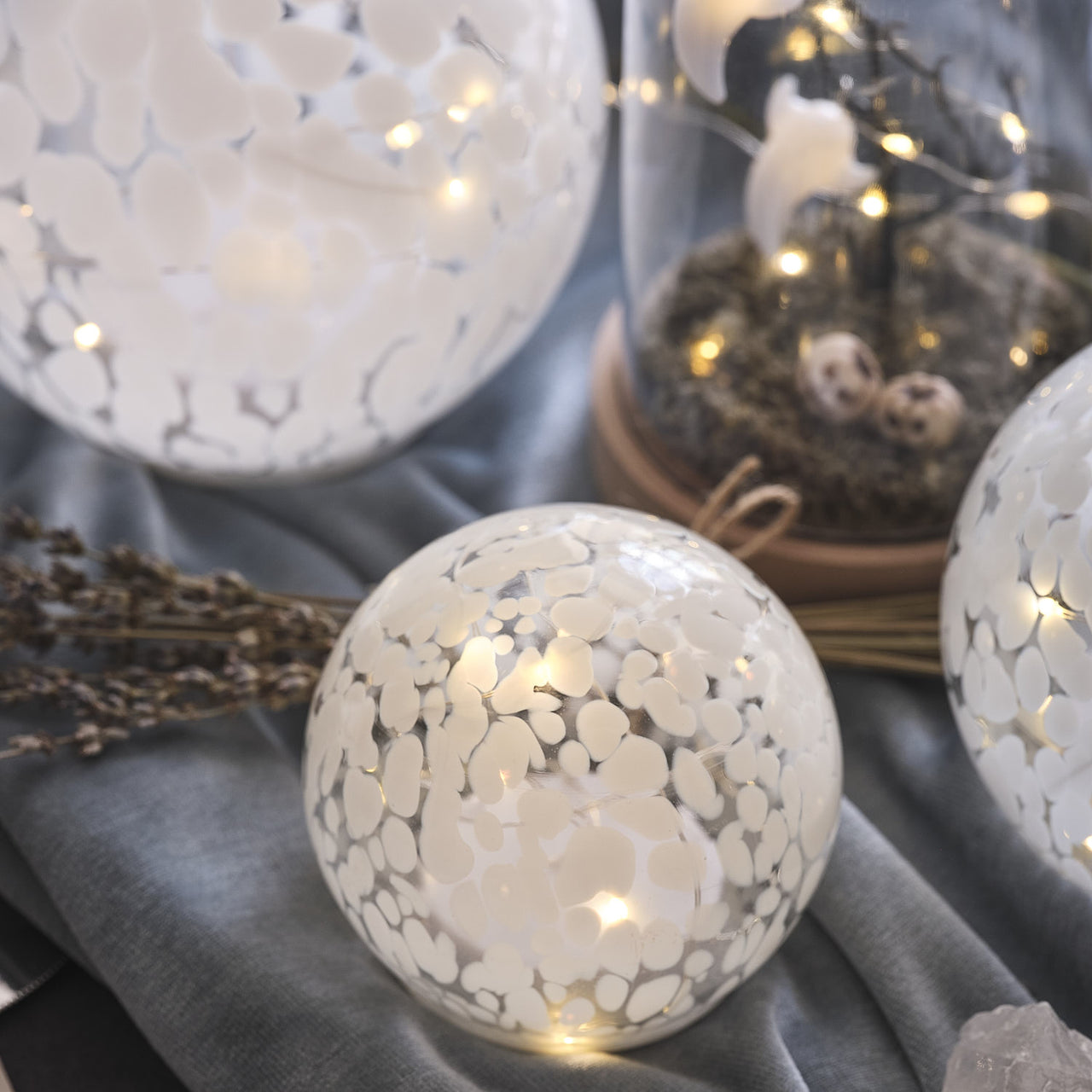 3er Set LED-Glaskugeln mit Timer aus Konfettiglas close up