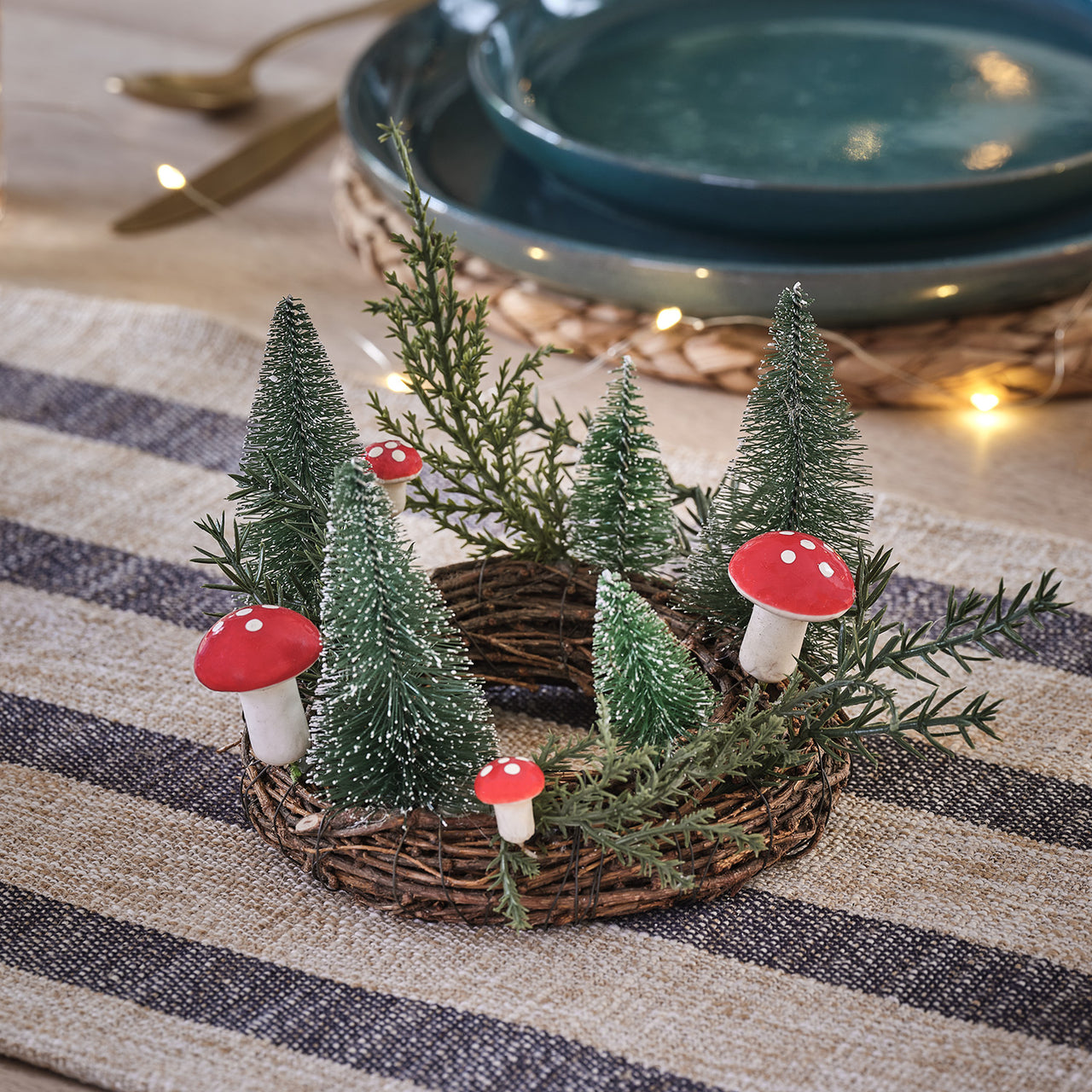 Winterlicher Rattan-Kerzenhalter mit Pilzdeko & TruGlow® LED-Kerze
