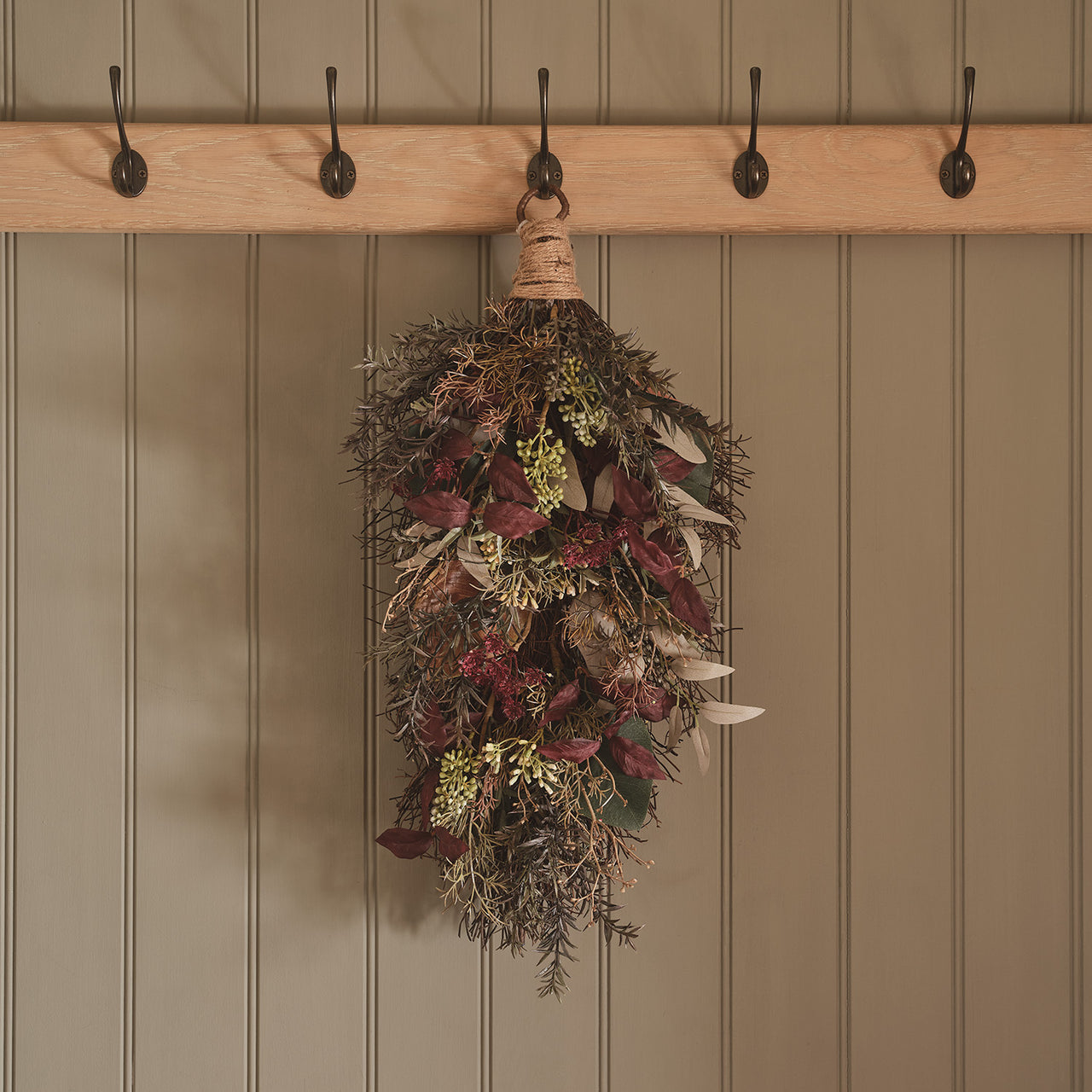 Herbst- und Winterzweig mit Beleuchtung