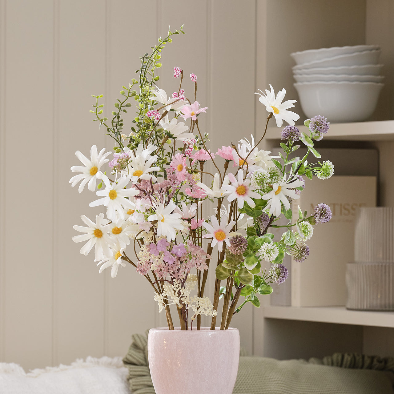 Künstlicher Frühlingsstrauß „Daisy Dreams“ mit pastellfarbenen Gänseblümchen 60cm