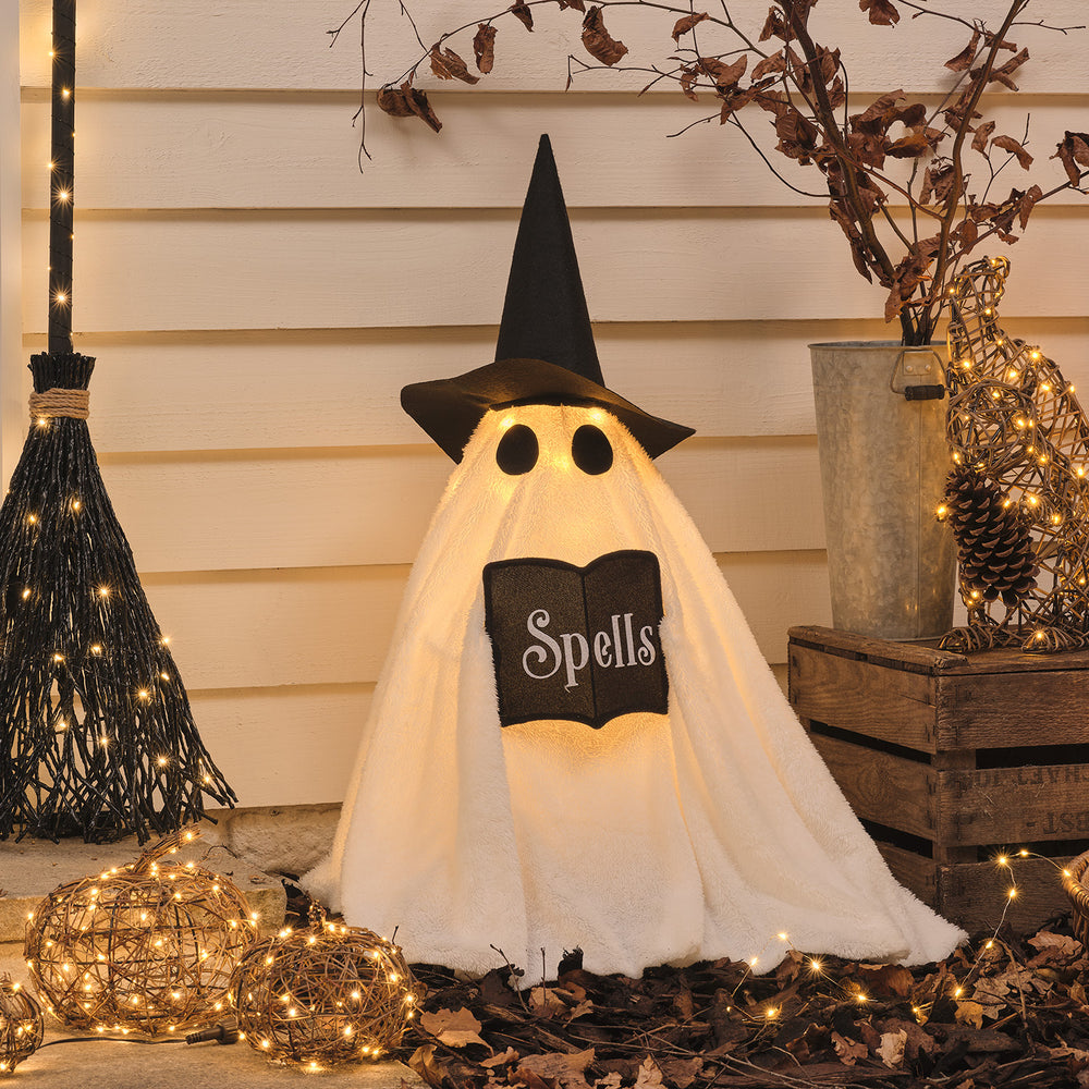 Wanda LED-Halloweenfigur Hexen-Geist für außen in Weiß dekoriert vor dem Haus