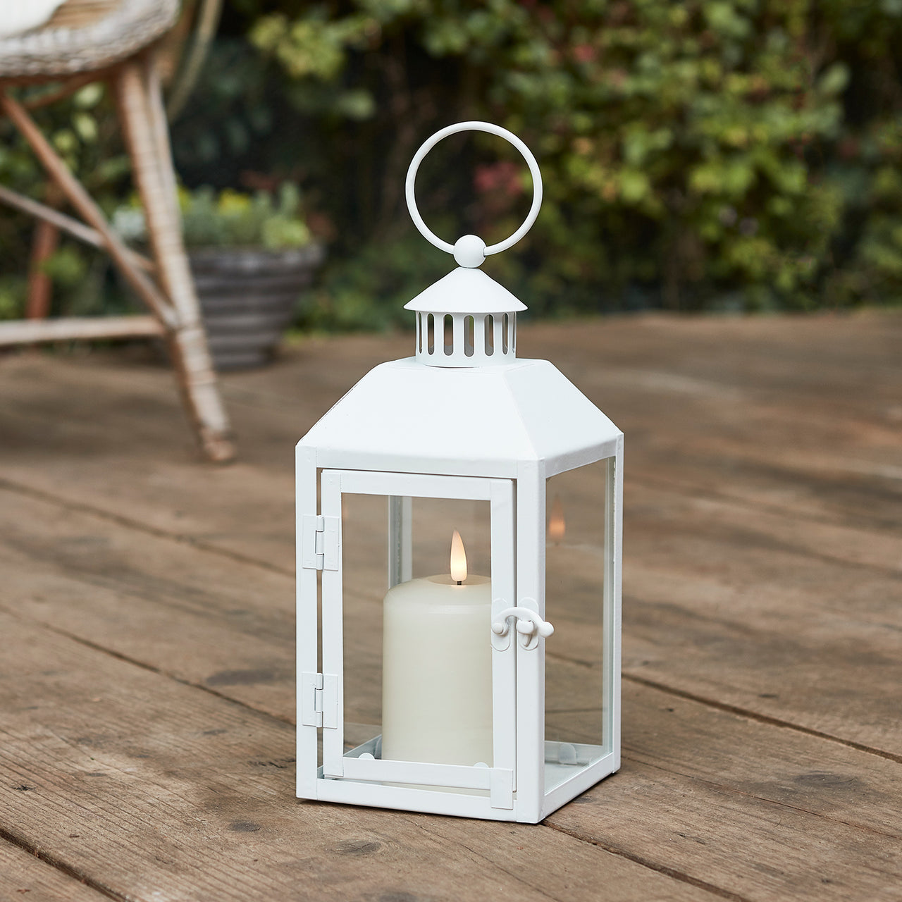 Kleine weiße "Perth" Gartenlaterne mit TruGlow® LED-Kerze