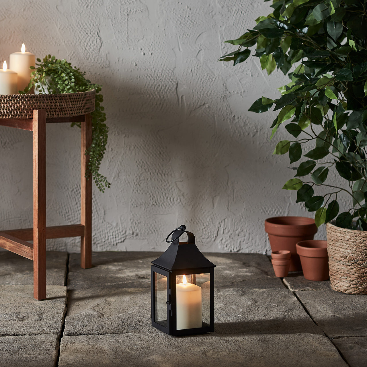 Kleine Albury Gartenlaterne mit TruGlow® Outdoor Kerzen, Mattschwarz
