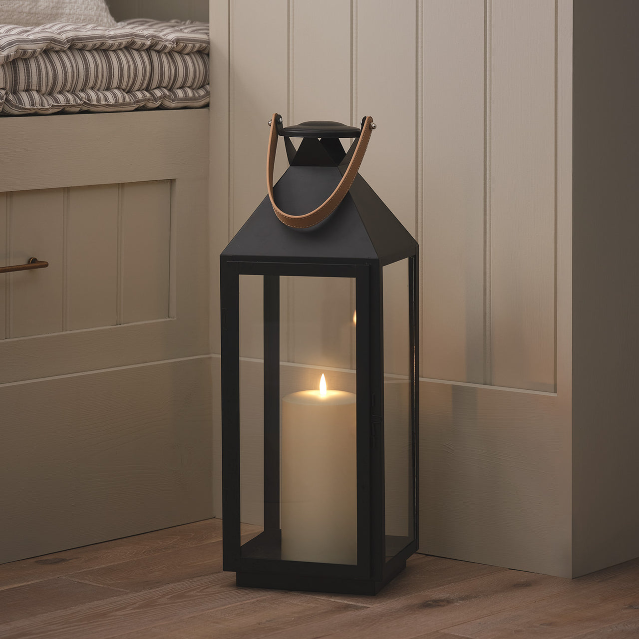 Große "Brixham" Laterne mit Ledergriff & TruGlow® LED-Kerze