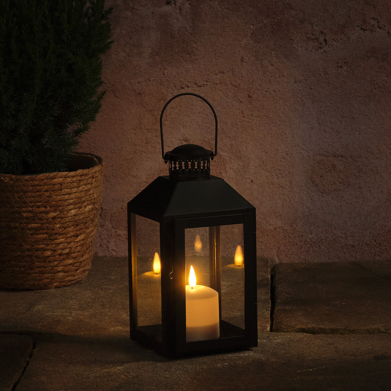 Schwarze "Seaton" Laterne mit TruGlow® LED‑Kerze & Fernbedienung Garten