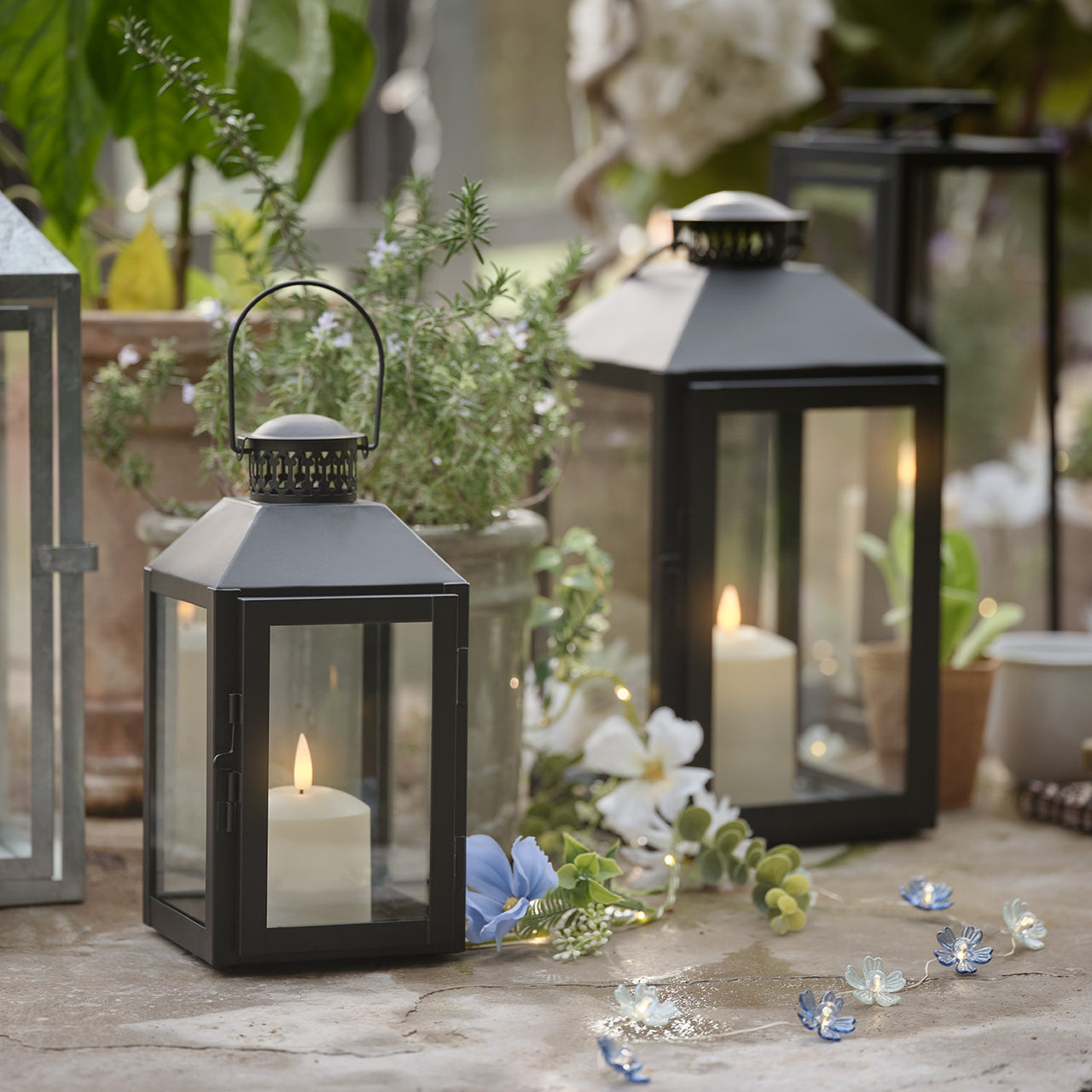 Schwarze "Seaton" Laterne mit TruGlow® LED‑Kerze & Fernbedienung