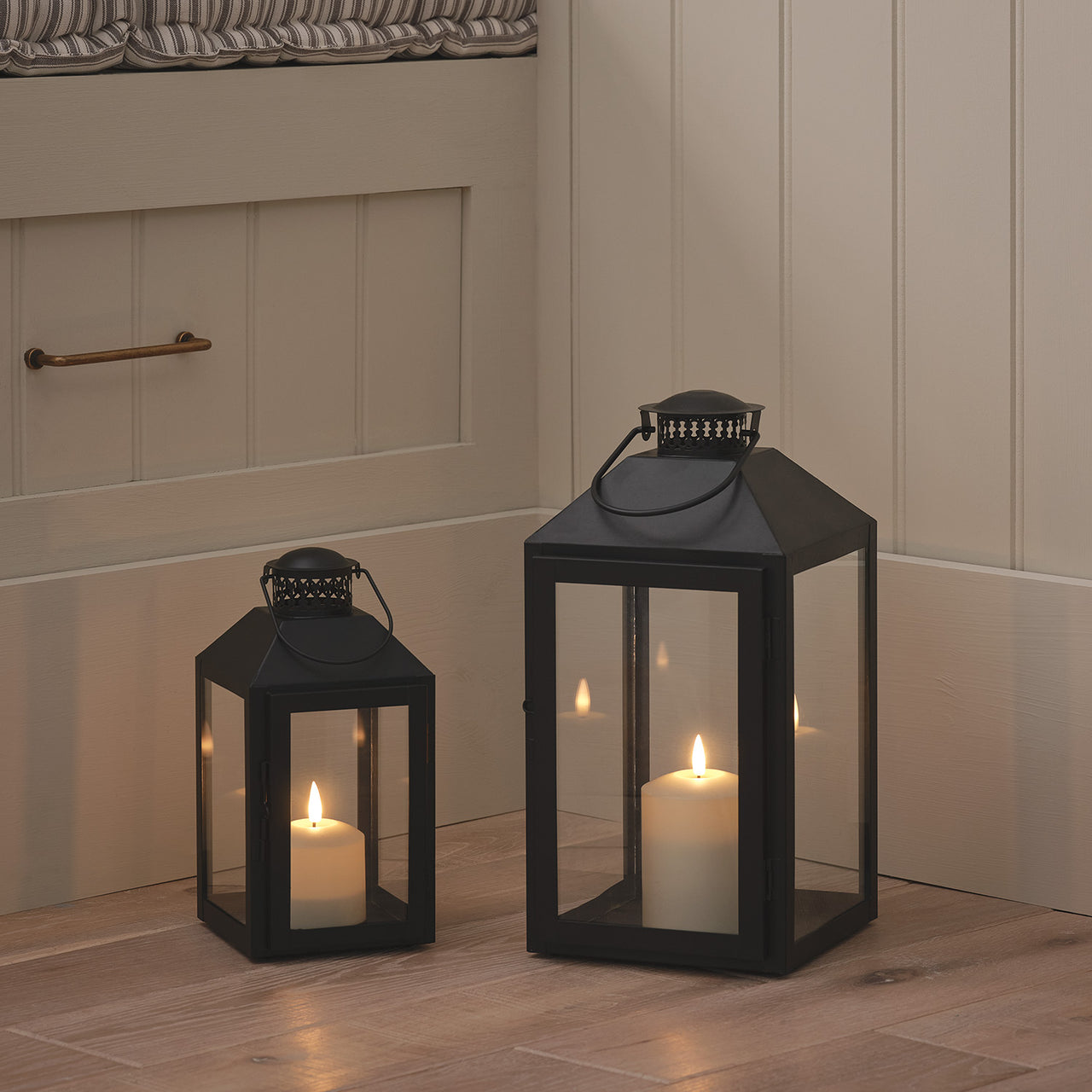 Große schwarze "Seaton" Laterne mit TruGlow® LED-Kerze