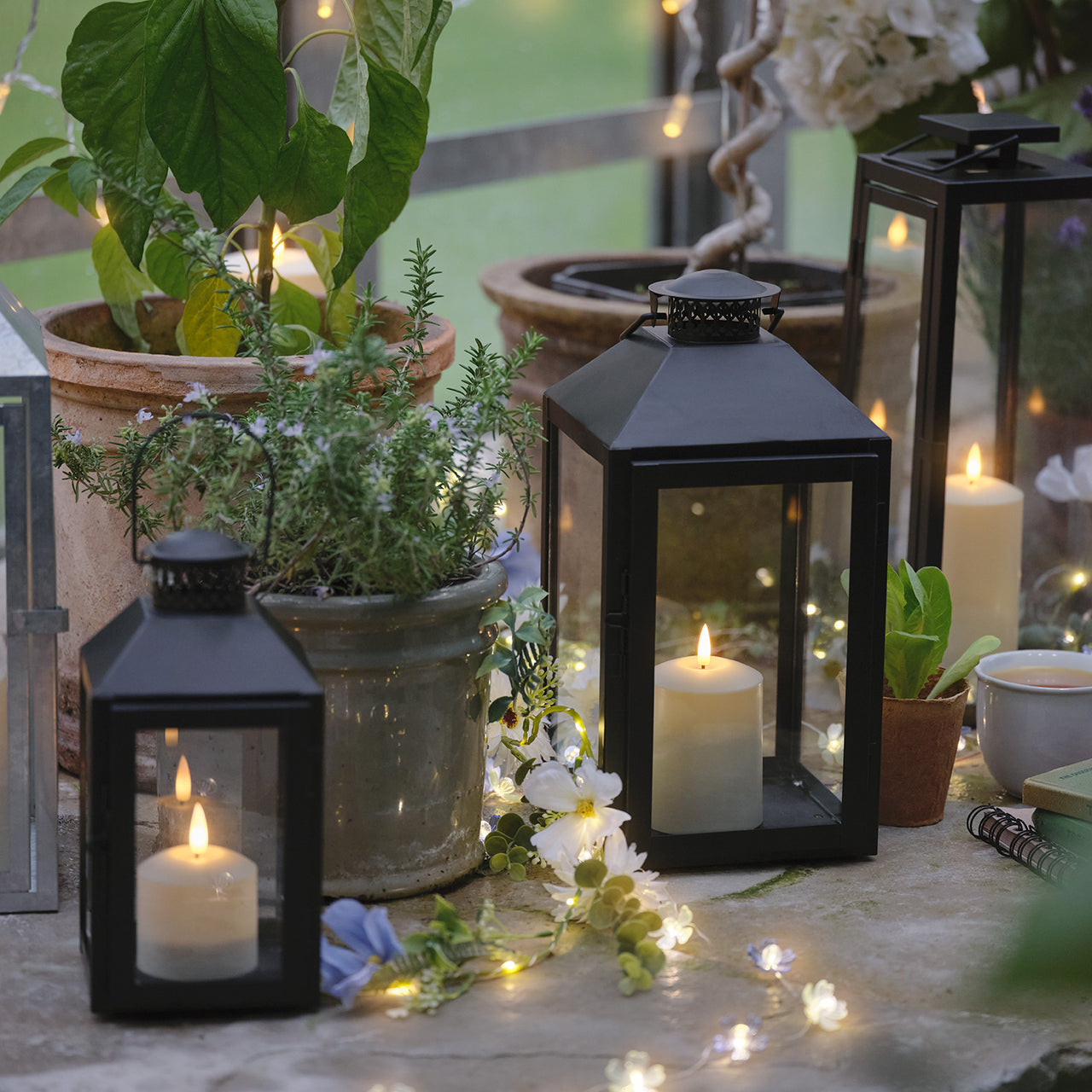Große schwarze "Seaton" Laterne mit TruGlow® LED-Kerze