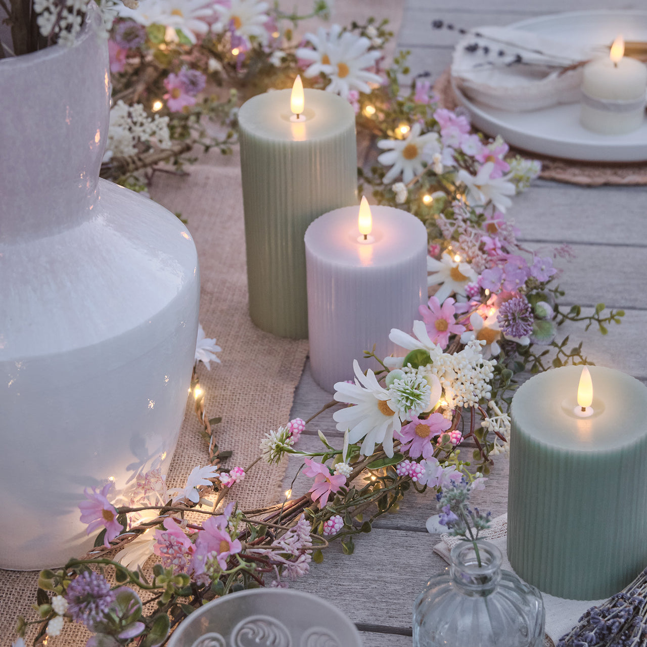 LED Blumengirlande mit pastellfarbenen Gänseblümchen