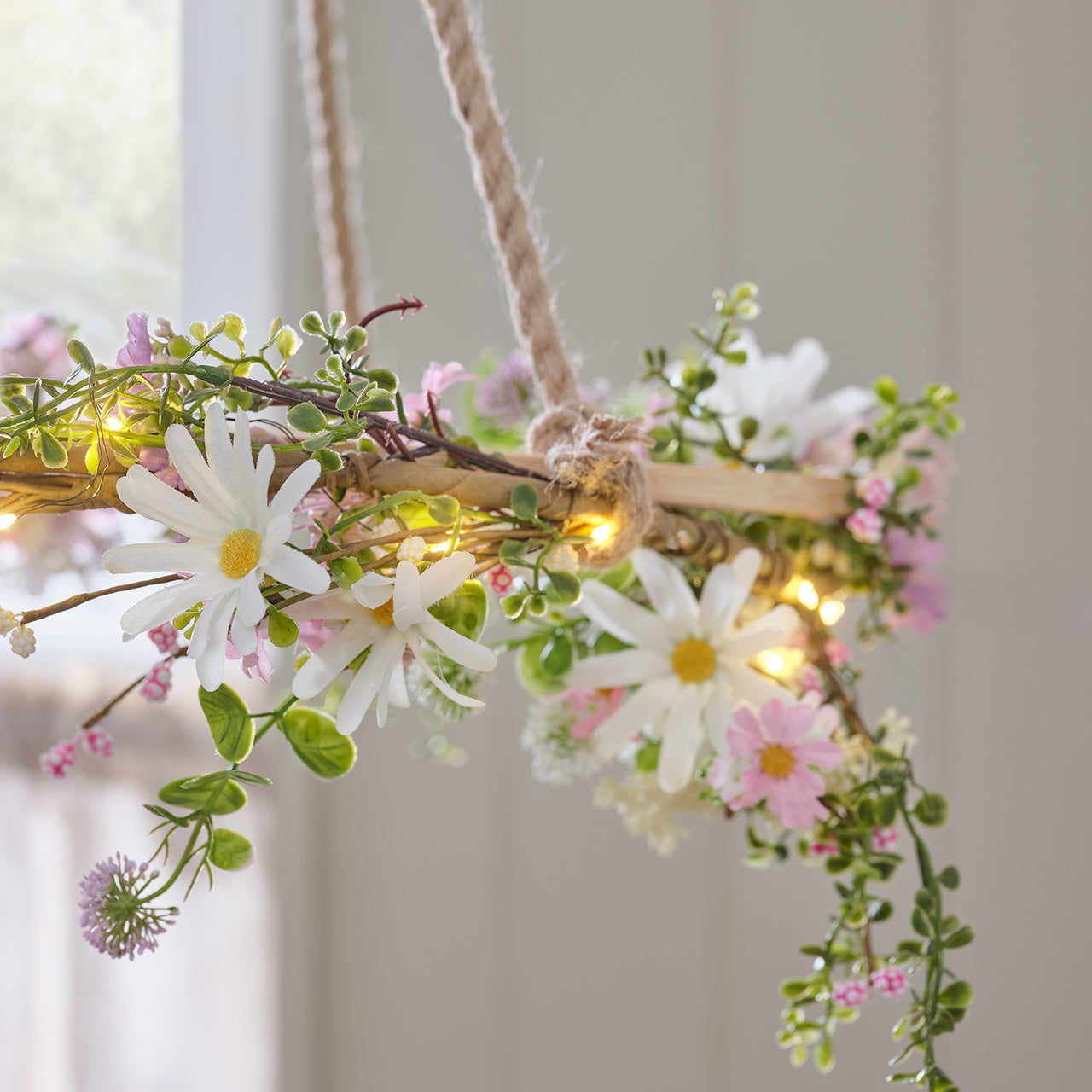 LED Blumengirlande mit pastellfarbenen Gänseblümchen