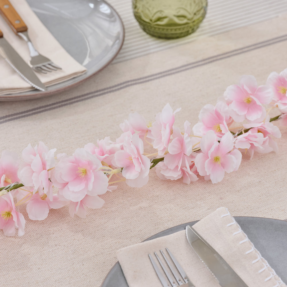 Batteriebetriebene LED-Blumengirlande mit Timer in Pastellrosa