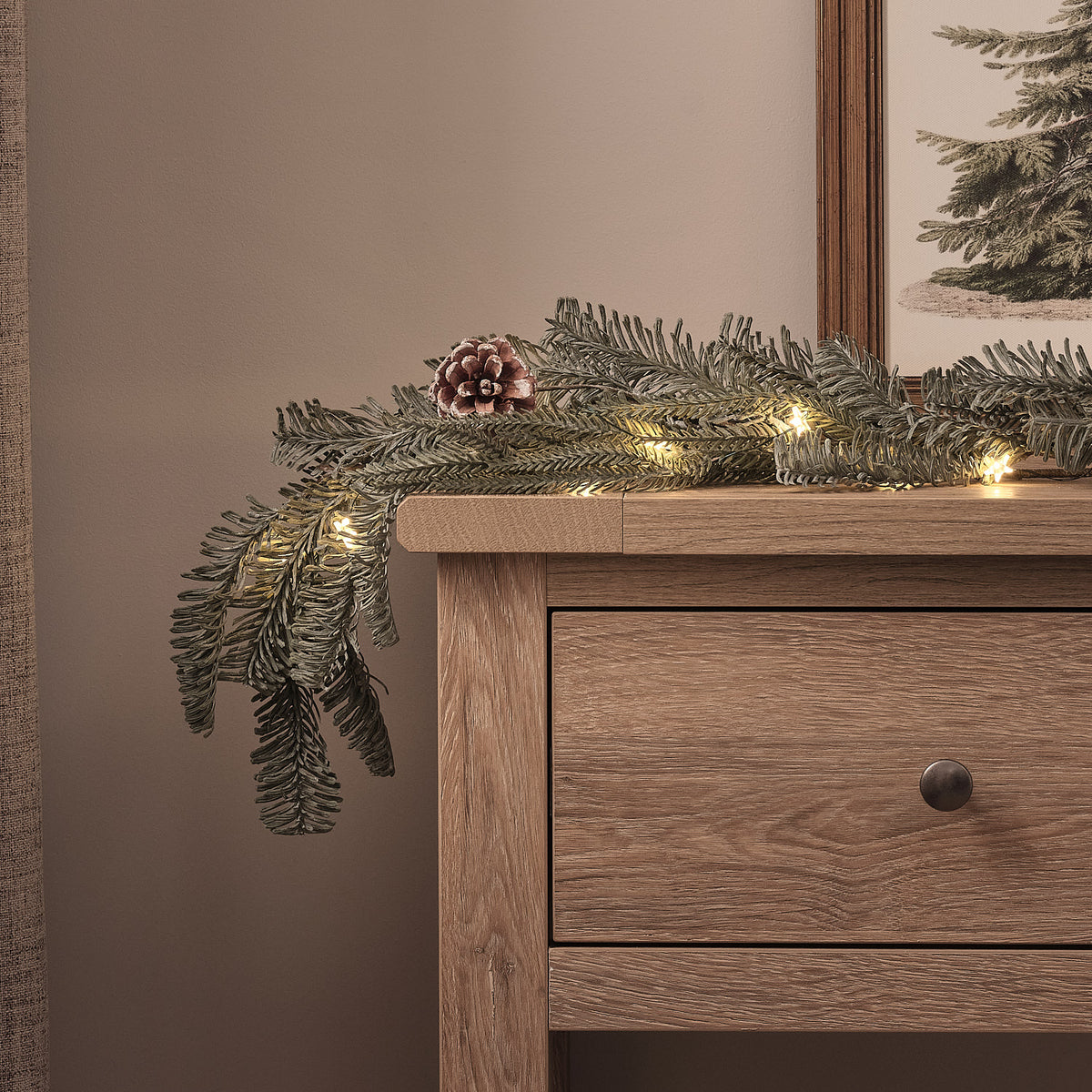 1,5 m LED-Weihnachtsgirlande Once Upon a Star mit 40 warmweißen LEDs und Timer auf der Kommode