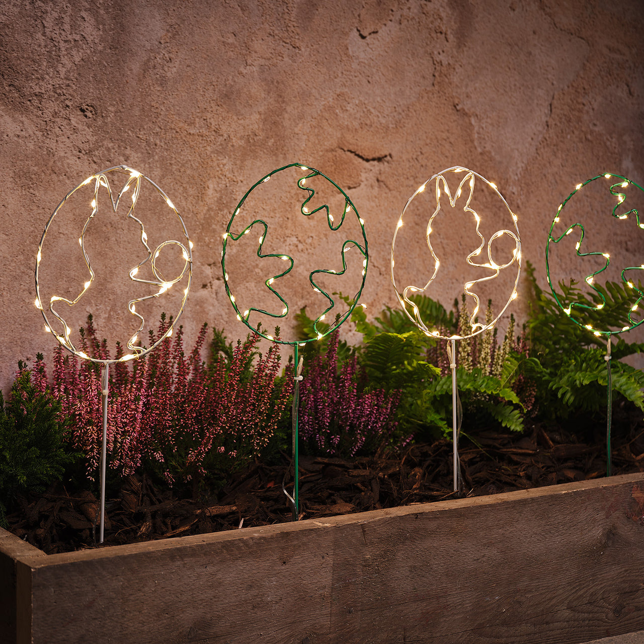 4er Set LED-Osterei-Gartenstecker mit Mikro-Lichtern in Grün & Weiß