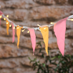Lichterkette mit Frühlingsfähnchen