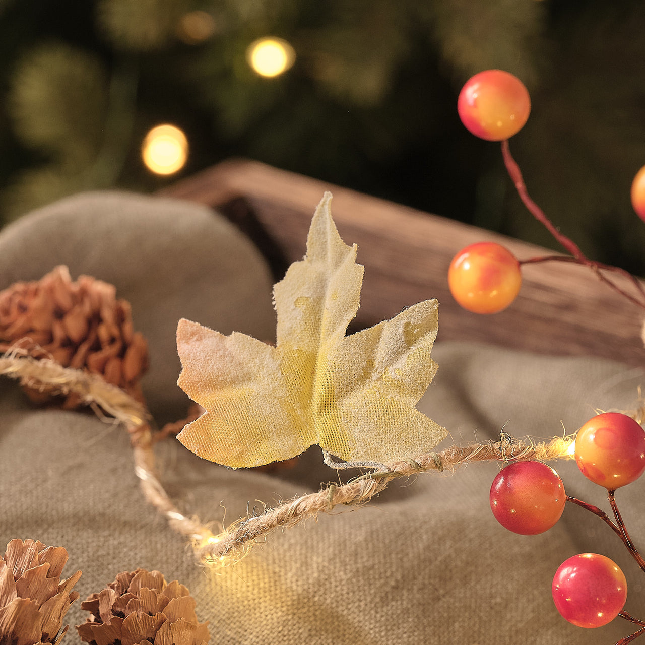 2 m LED-Herbstgirlande mit Blättern, Tannenzapfen & 20 Mikro-LEDs, Warmweiß beleuchtet