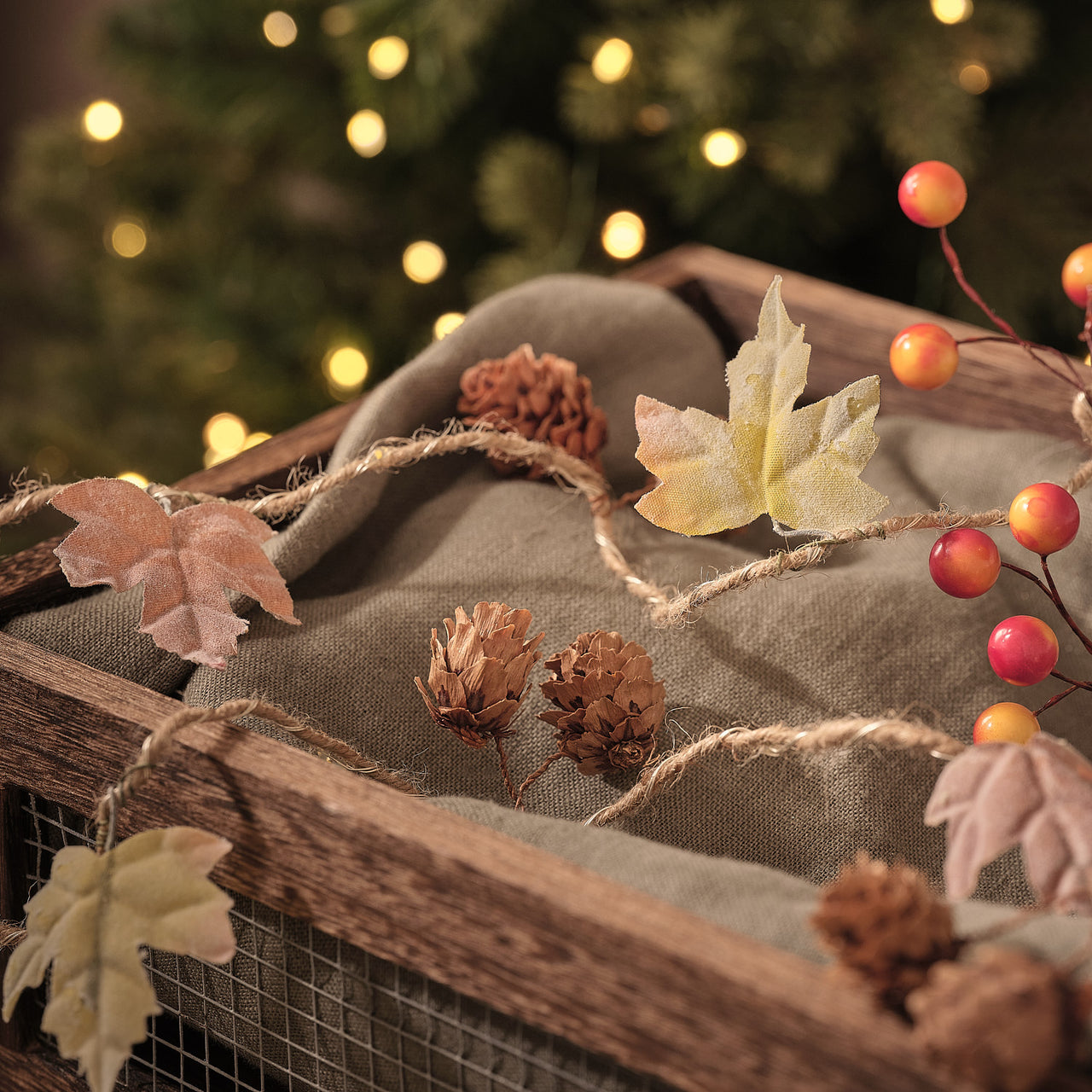 2 m LED-Herbstgirlande mit Blättern, Tannenzapfen & 20 Mikro-LEDs, Warmweiß unbeleuchtet