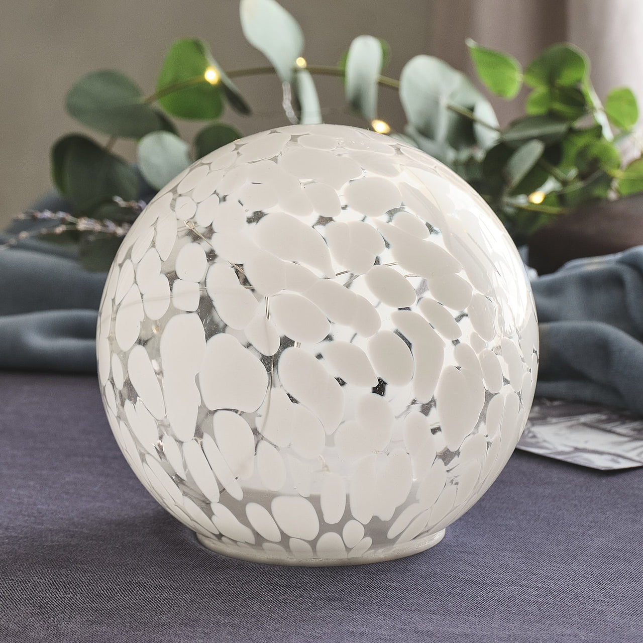 15 cm große LED-Glaskugel mit Timer aus Konfetti-Glas unbeleuchtet