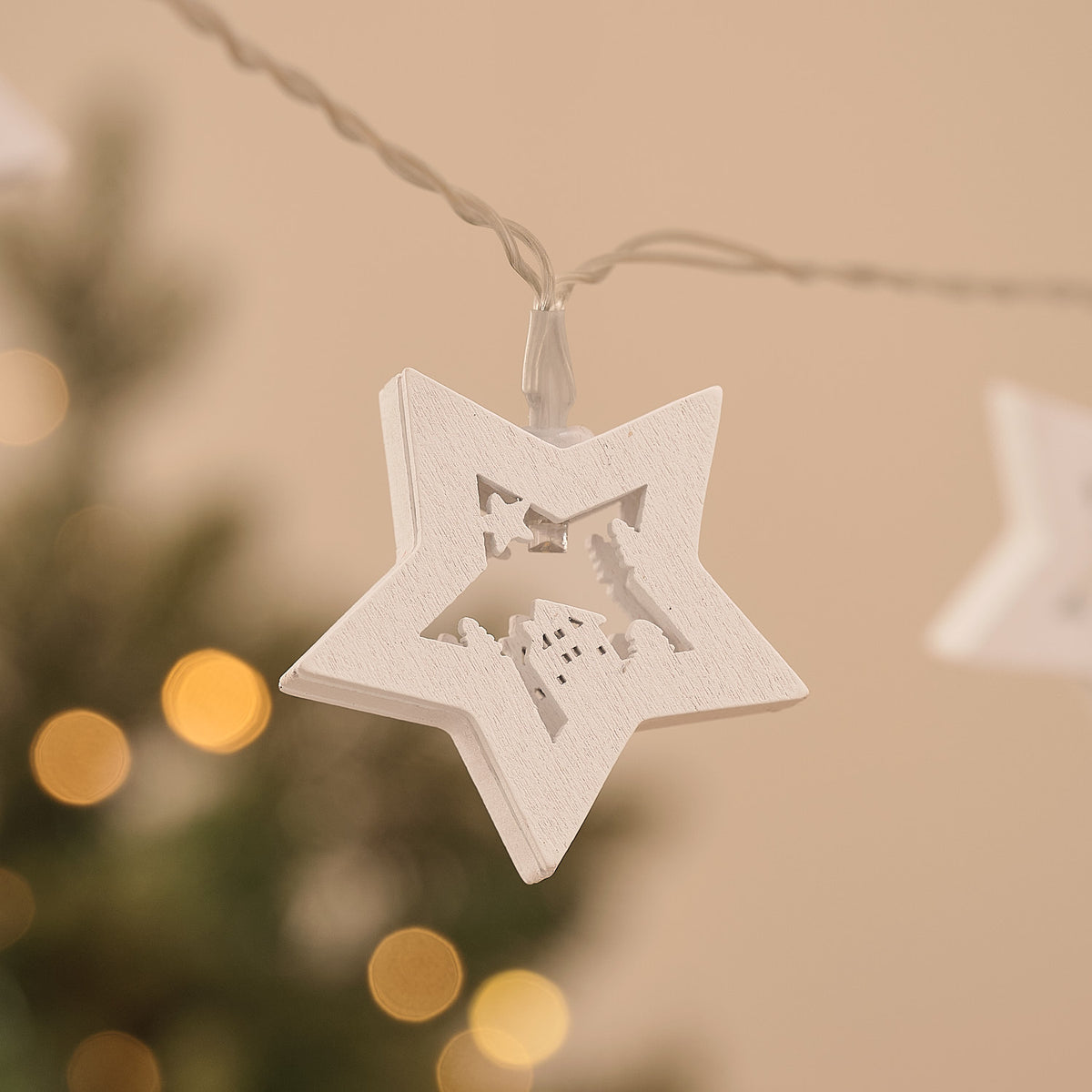 10er LED-Lichterkette mit weißen Holzsternen und Weihnachtsmotiv unbeleuchtet close up