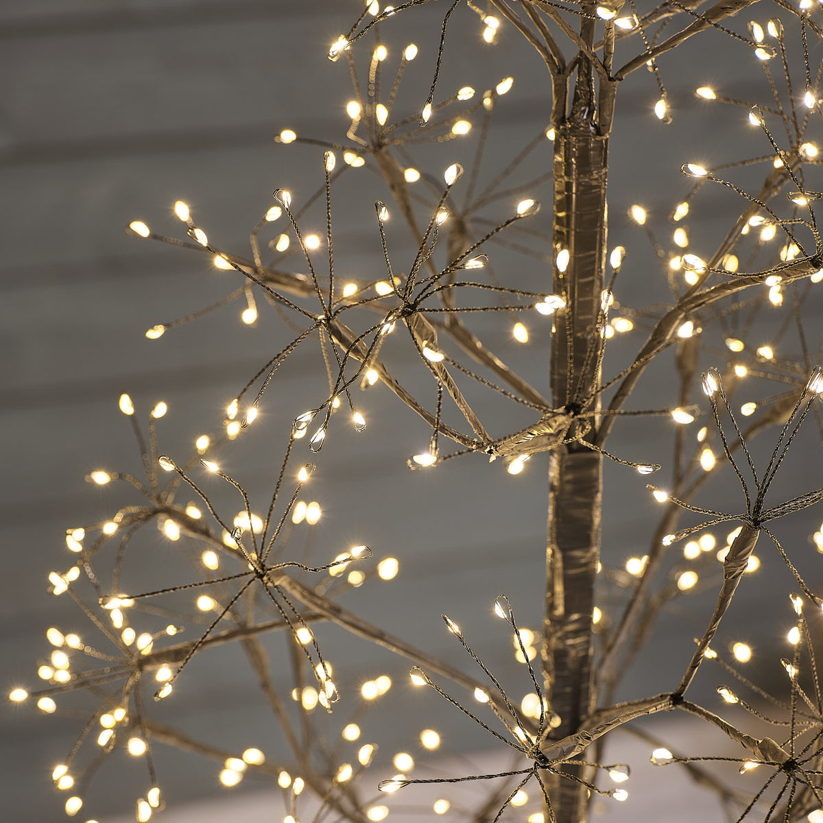 1,2m schwarzer LED Starburst Lichterbaum mit 504 warmweißen Mikro-LEDs close up