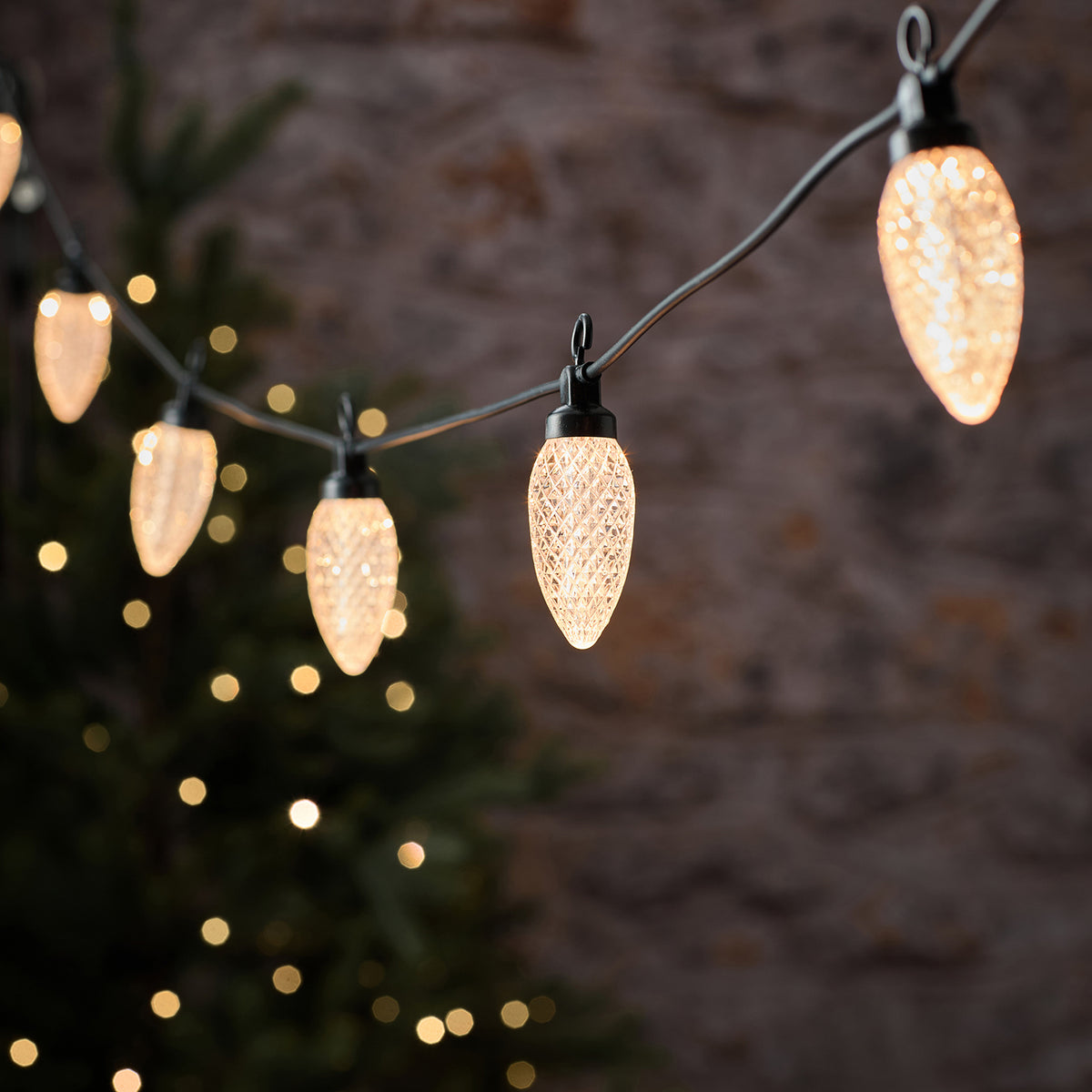 Warmweiße LED-Lichterkette mit 10 Tannenzapfen für den Außenbereich