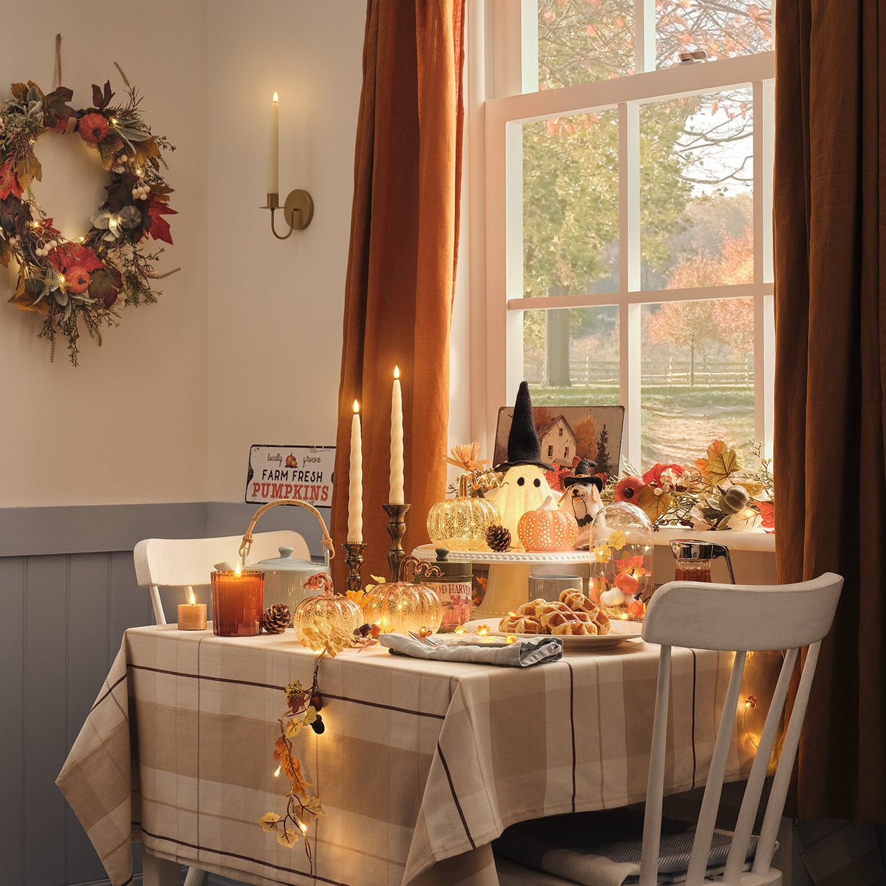 50 cm LED-Herbstkranz Pumpkin Lane mit Kürbissen, 20 LEDs & Timer in Orange/Weiß/Grün auf Herbsttisch