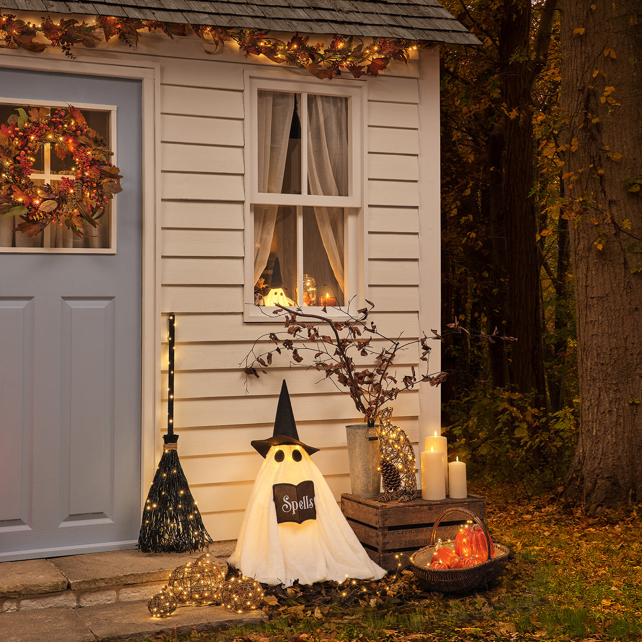 2er Set LED-Halloween-Deko für außen mit Wanda Hexengeist & Hexenbesen beleuchtet am Herbsthaus