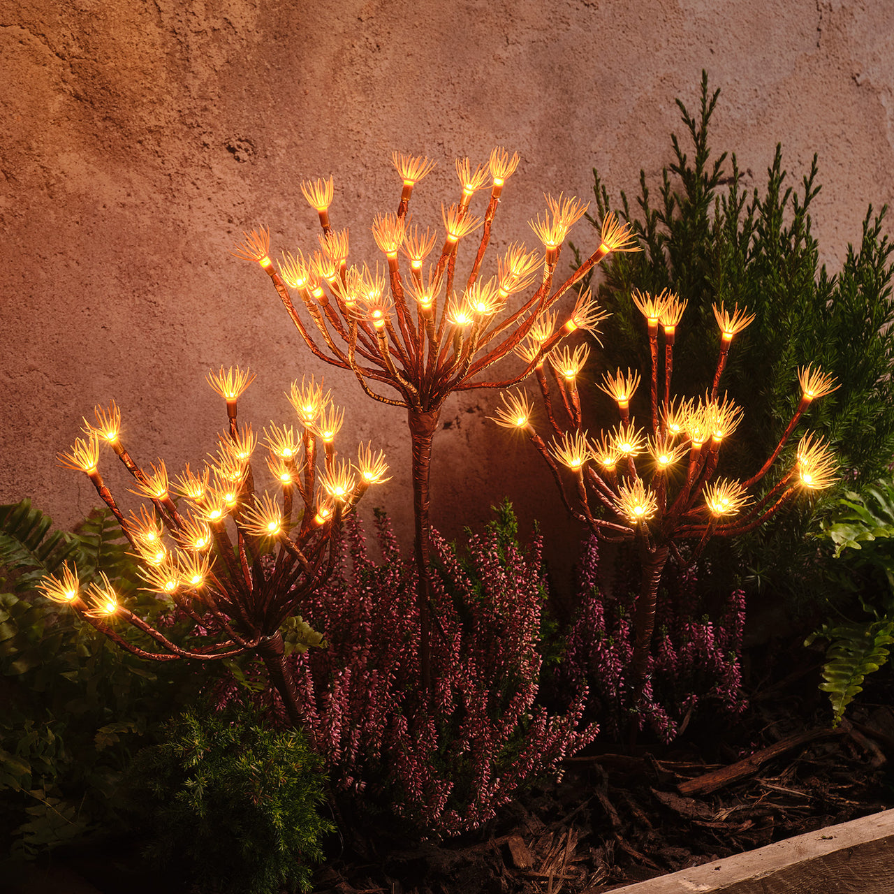 Solar-Gartenstecker Pusteblume mit 25 warmweißen LEDs im Set im Beet