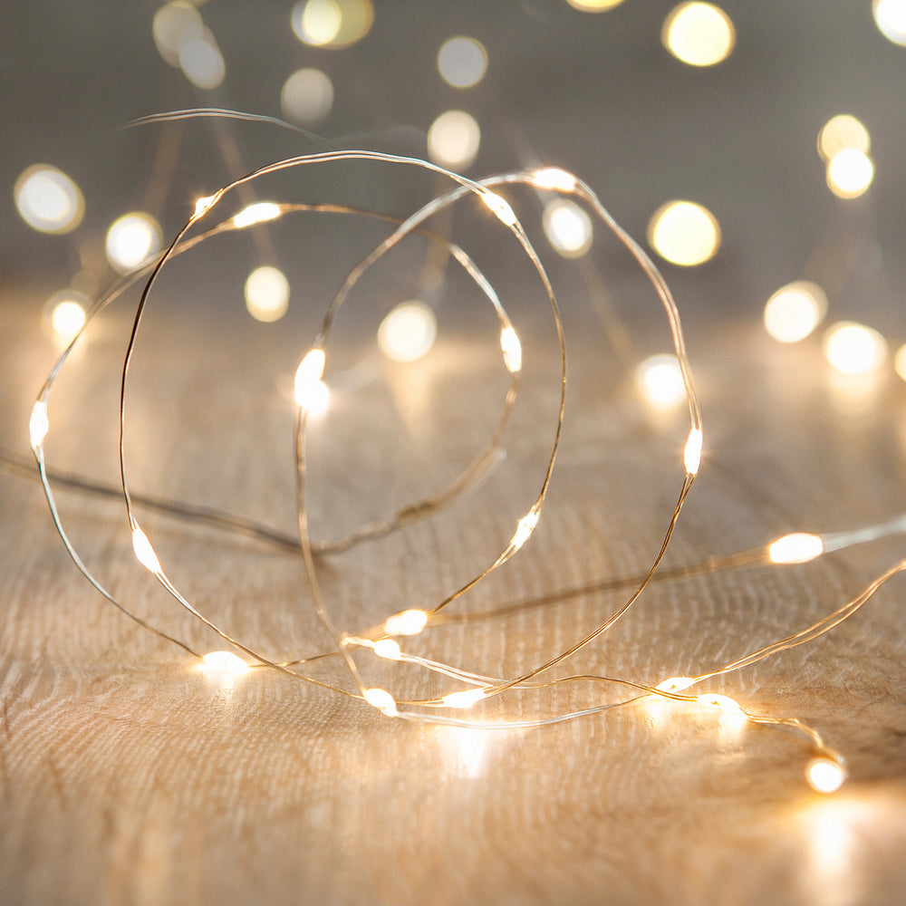 Micro-Lichterkette warm-weiß angeschaltet.
