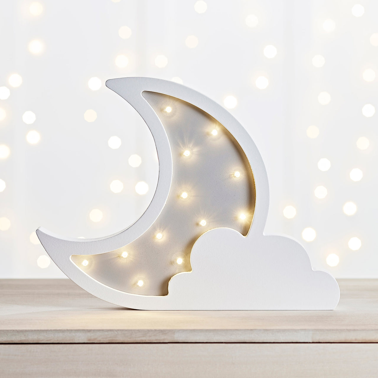 Eingeschaltete Mondlampe in Weiß mit Wolke auf Holztisch.